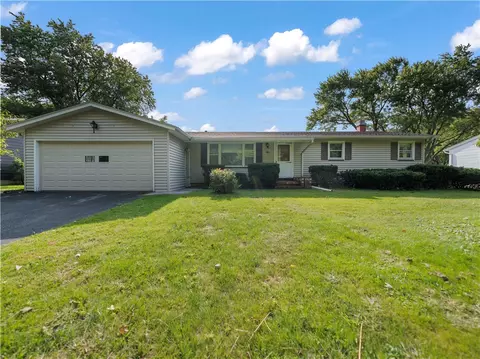 16 Sudbury Dr, Gates, NY 14624