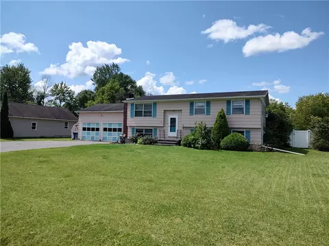 16 Courtney Dr, Seneca Falls, NY 13148
