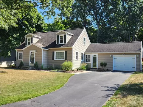 225 Oakwood Ln, Webster, NY 14580