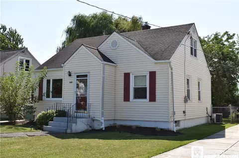 105 Park Edge Dr, Cheektowaga, NY 14225
