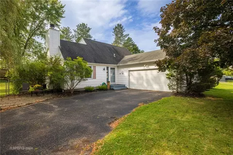 19 Goldenchain Ct, Penfield, NY 14526