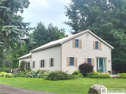 9462 North Rd, Pomfret, NY 14063