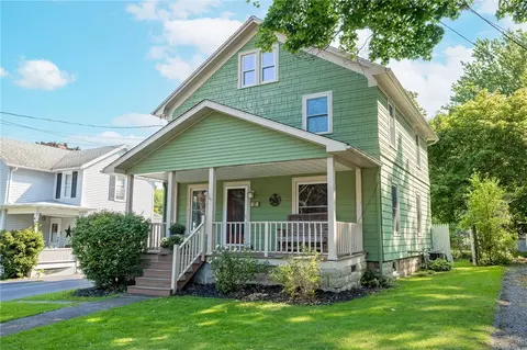 37 Summit St, Le Roy, NY 14482
