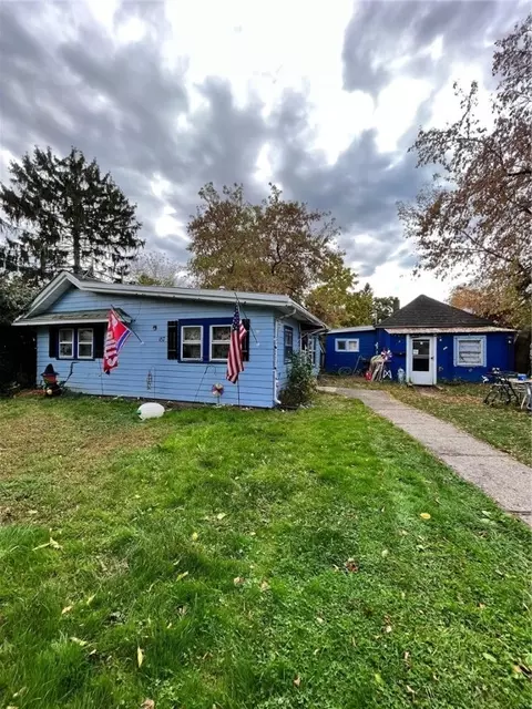187 Pinehill Dr, Irondequoit, NY 14622