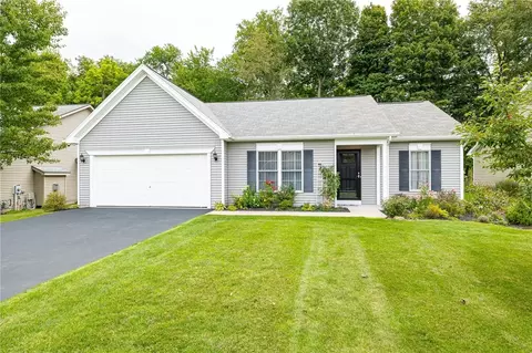 1362 Harwood Ln, Macedon, NY 14502
