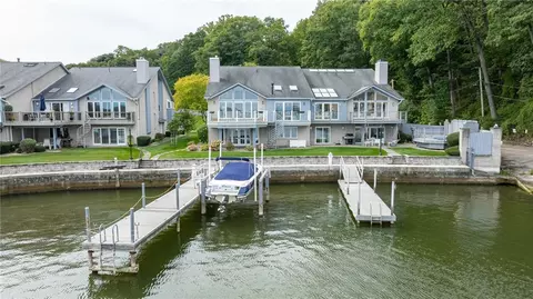 2 Bay Point Cir, Irondequoit, NY 14622