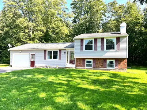 42 Baylor Cir, Chili, NY 14624