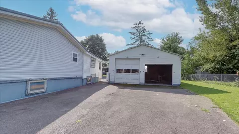 392 Cayuga Dr, Waterloo, NY 13165 photo 5