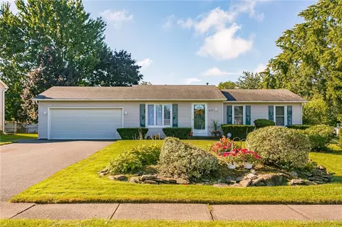279 Squire Dale Ln, Greece, NY 14612