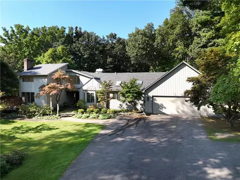 4 Fishers Hill Top Dr, Pittsford, NY 14534