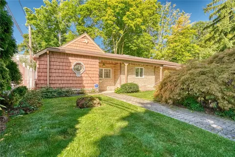 1005 Whitlock Rd, Irondequoit, NY 14609