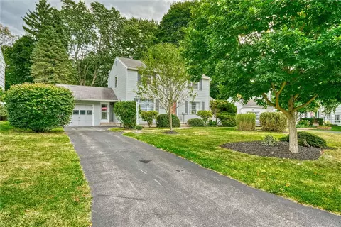 26 Oakcrest Dr, Irondequoit, NY 14617
