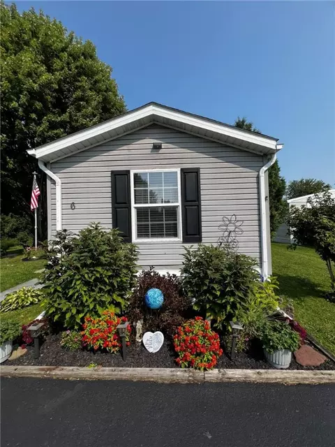 6 Doris Ln, Brockport, NY 14420