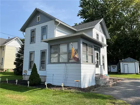 12 North St, Riga, NY 14428