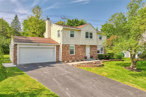 1 Wheatfield Cir, Perinton, NY 14450