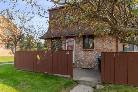 32 Surrey Hl, Rochester, NY 14623