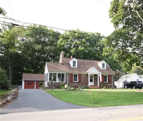 5 Holmes Rd, Greece, NY 14626