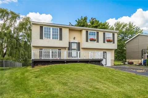 5732 Beanpole Cir, Farmington, NY 14425