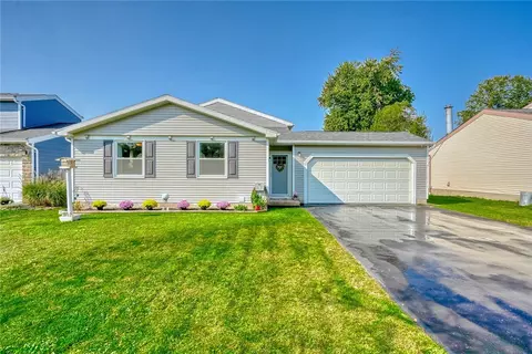 11 Meadowlark Dr, Penfield, NY 14526