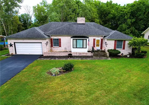 4 Garden Ln, Le Roy, NY 14482