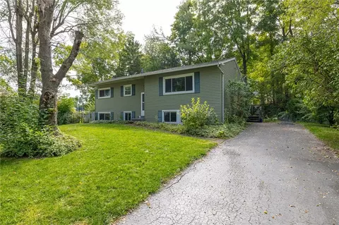 38 Green Acorn Ln, Henrietta, NY 14467