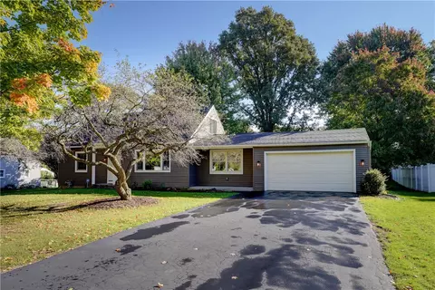 52 Robinwood Trl, Rochester, NY 14623