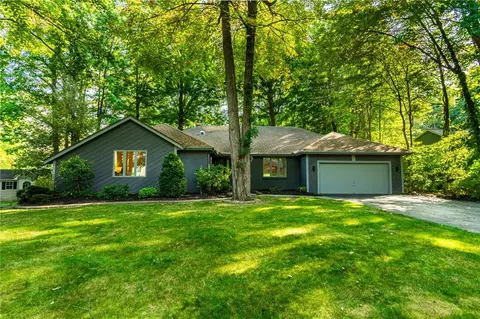 9 Woodbriar Ln, Chili, NY 14624