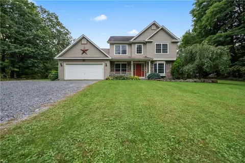 53 Park St, Phelps, NY 14532