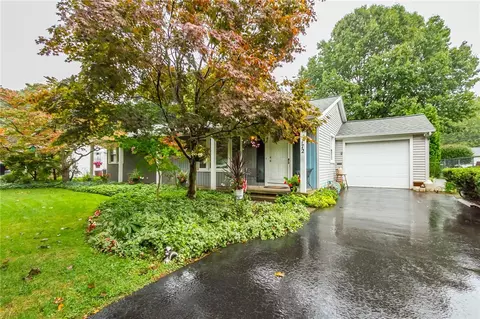 172 Cornwall Ln, Irondequoit, NY 14617