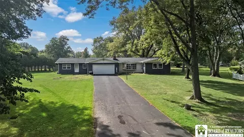 26 Middlesex Dr, Pomfret, NY 14063