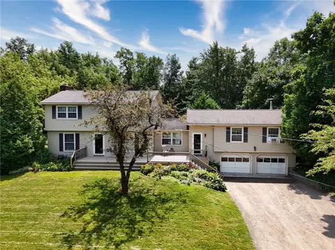 7706 Chapman Dr, Ontario, NY 14519