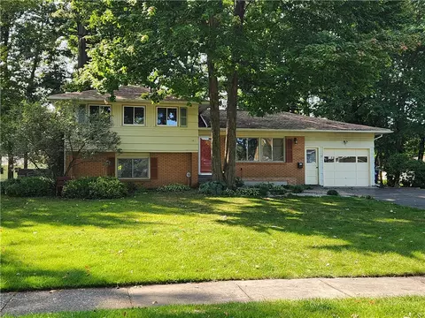 71 Lida Ln, Greece, NY 14616