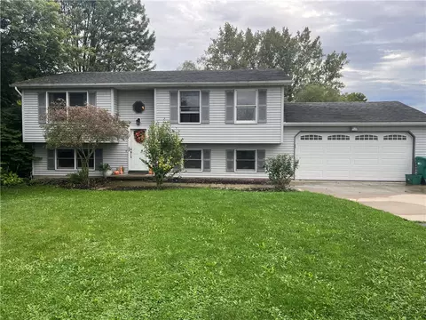 13 Hunter St, Bergen, NY 14416