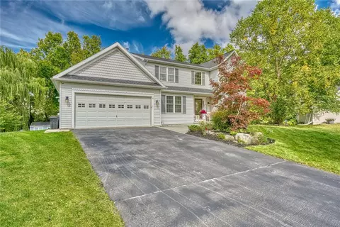 8 Southampton Sq, Chili, NY 14514