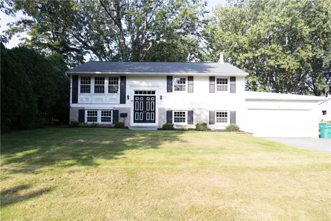 21 Yorktown Dr, Greece, NY 14616