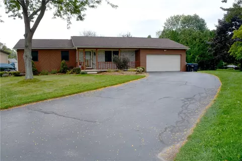 21 Overlook Trl, Greece, NY 14612