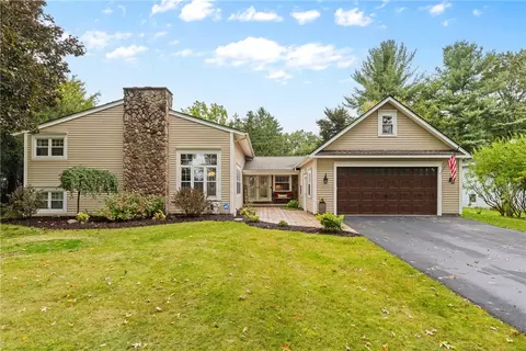 44 Larchwood Dr, Perinton, NY 14534