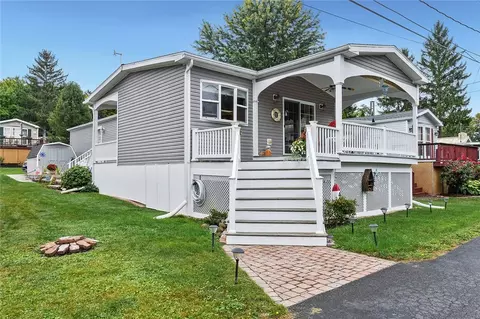 735 E Apt 4 E Lake Rd, Barrington, NY 14527