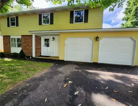 35 Longhorn Dr, West Henrietta, NY 14586