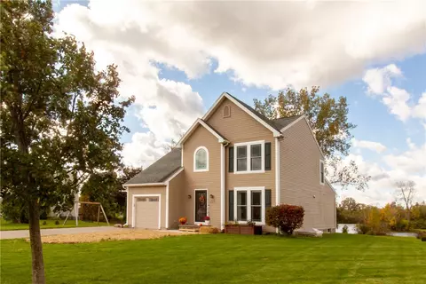 97 Sparrow Dr, West Henrietta, NY 14586