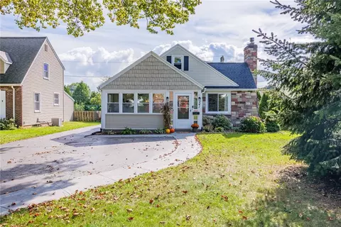 241 Thorncliffe Dr, Irondequoit, NY 14617