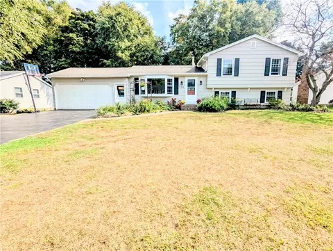 708 Close Cir, Webster, NY 14580