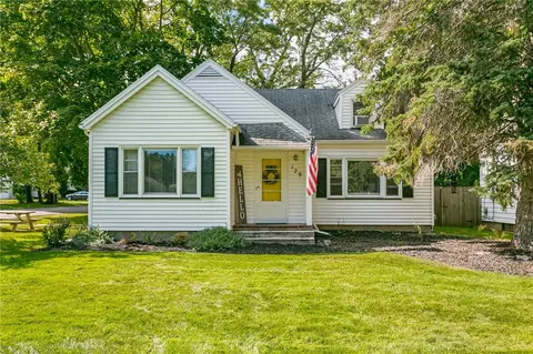 129 Shorewood Dr, Irondequoit, NY 14617