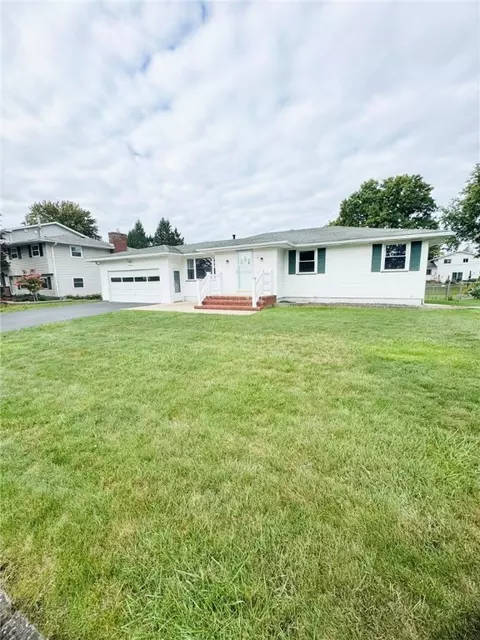 17 Sands Rd, Gates, NY 14624