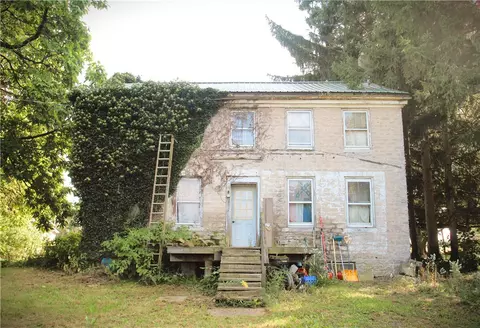 7142 Randall Rd, Le Roy, NY 14482