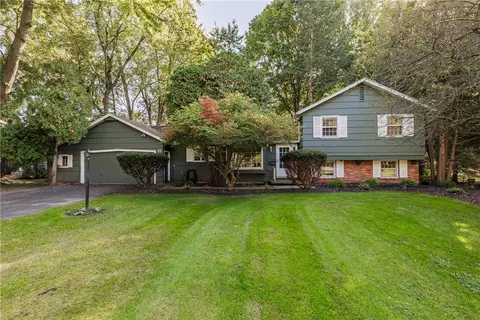 15 Willowbend Dr, Penfield, NY 14526