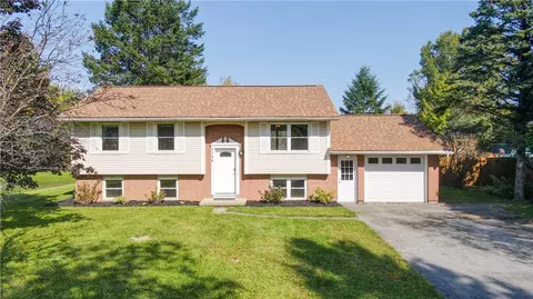 5788 Mountain Ash Dr, Farmington, NY 14425