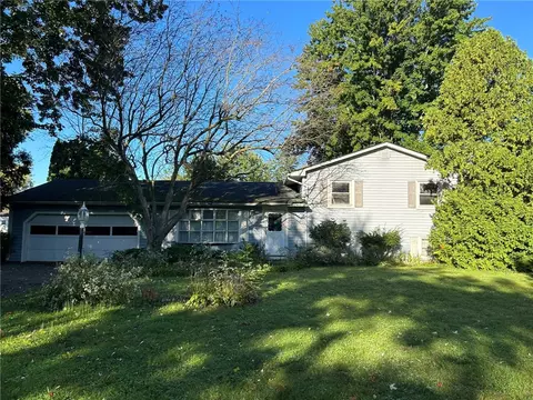 27 Evergreen Dr, Chili, NY 14624