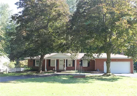 33 Pioneer Dr, Perinton, NY 14450