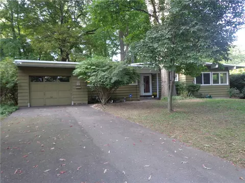 77 Eastwood Trl, Irondequoit, NY 14622